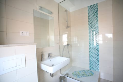 Double Room | Bathroom | Shower, rainfall showerhead, hair dryer, towels