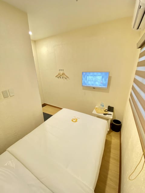 Deluxe Room, 1 Queen Bed | Desk, free WiFi, bed sheets