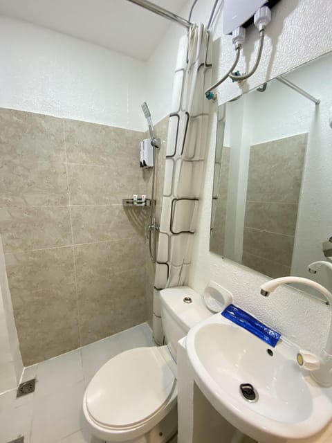 Shower, free toiletries, bidet, towels