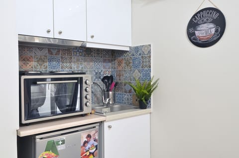 Studio | Private kitchenette | Fridge, microwave, cookware/dishes/utensils