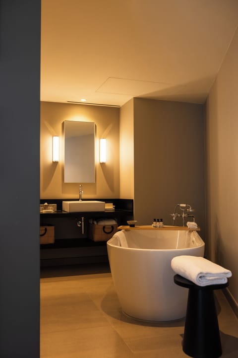 Willem Suite | Bathroom | Free toiletries, hair dryer, bathrobes, slippers