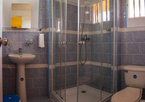 Grand Quadruple Room | Bathroom | Shower, rainfall showerhead, free toiletries, hair dryer