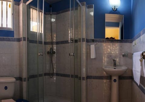 Family Quadruple Room | Bathroom | Shower, rainfall showerhead, free toiletries, hair dryer