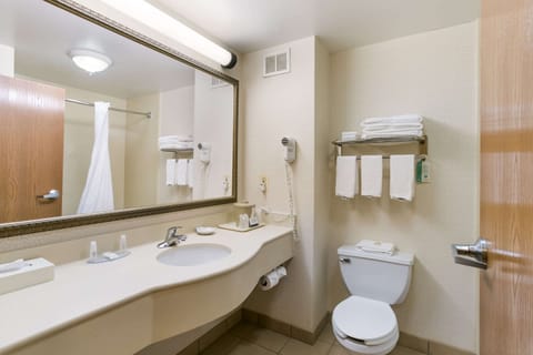 Combined shower/tub, towels