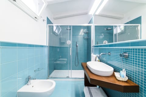 Junior Suite Deluxe, Terrazzo Vista Mare | Bathroom | Shower, free toiletries, hair dryer, slippers