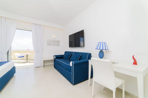 Junior Suite Deluxe, Terrazzo Vista Mare | Minibar, individually decorated, individually furnished, desk