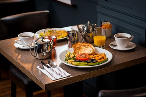 Daily full breakfast (EUR 16.00 per person)