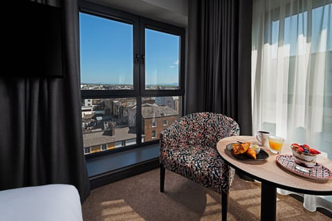 Room, 1 King Bed | Room amenity