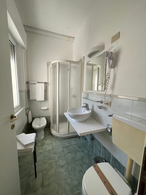 Classic Double or Twin Room | Bathroom | Shower, rainfall showerhead, free toiletries, hair dryer