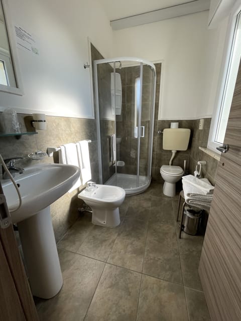 Classic Double or Twin Room | Bathroom | Shower, rainfall showerhead, free toiletries, hair dryer