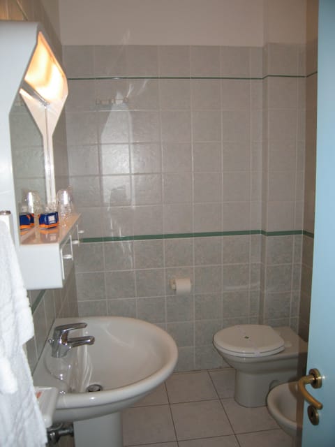 Triple Room | Bathroom | Shower, free toiletries, hair dryer, bidet