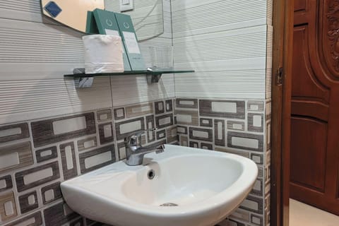 Deluxe Room | Bathroom | Shower, rainfall showerhead, free toiletries, hair dryer