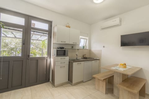 Apartment, 1 Bedroom (2) | Private kitchenette | Full-size fridge, microwave, stovetop, electric kettle