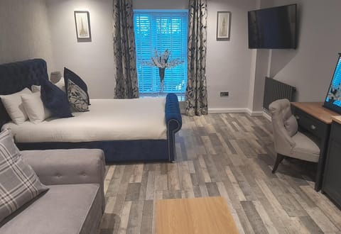 Deluxe Double Room | Desk, iron/ironing board, free WiFi, bed sheets