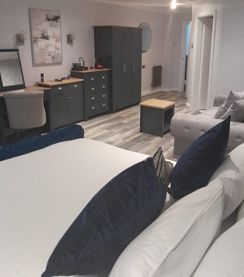 Deluxe Double Room | Desk, iron/ironing board, free WiFi, bed sheets