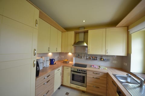 Deluxe House (Bel Monte) | Private kitchen | Fridge, microwave, oven, stovetop