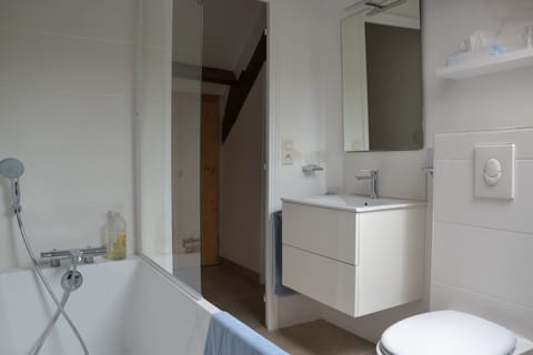 3 Luxury Double Room Mom Paramé) | Bathroom | Free toiletries, hair dryer, towels