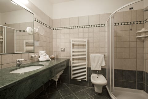 Family Suite, Connecting Rooms (Deluxe) | Bathroom | Shower, free toiletries, hair dryer, towels