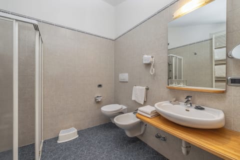 Classic Quadruple Room, 1 Bedroom, Non Smoking | Bathroom | Rainfall showerhead, free toiletries, hair dryer, bidet