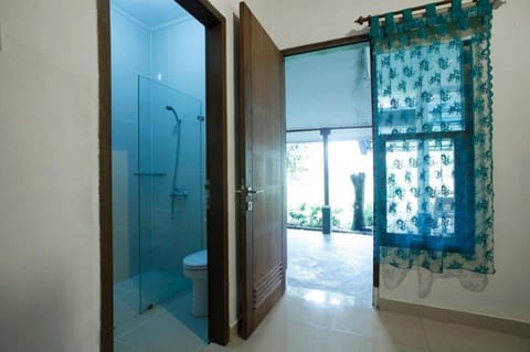 Double Room, Garden View | Bathroom | Shower, towels, soap, shampoo