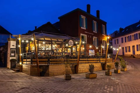 Lunch, dinner served; local cuisine, ocean views