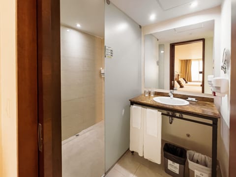 Premier Room, 2 Double Beds | Bathroom | Hair dryer, towels