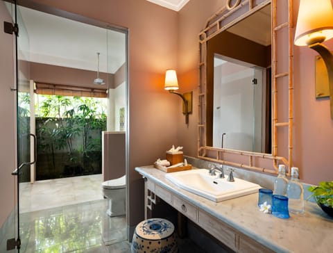 Deluxe Garden Suite | Bathroom | Separate tub and shower, free toiletries, hair dryer, slippers