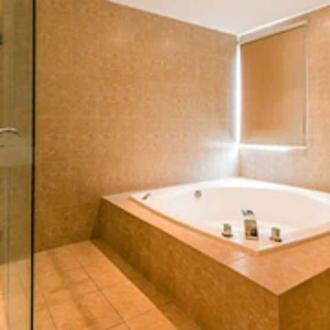 Penthouse, 1 King Bed | Bathroom | Shower, free toiletries, hair dryer, towels