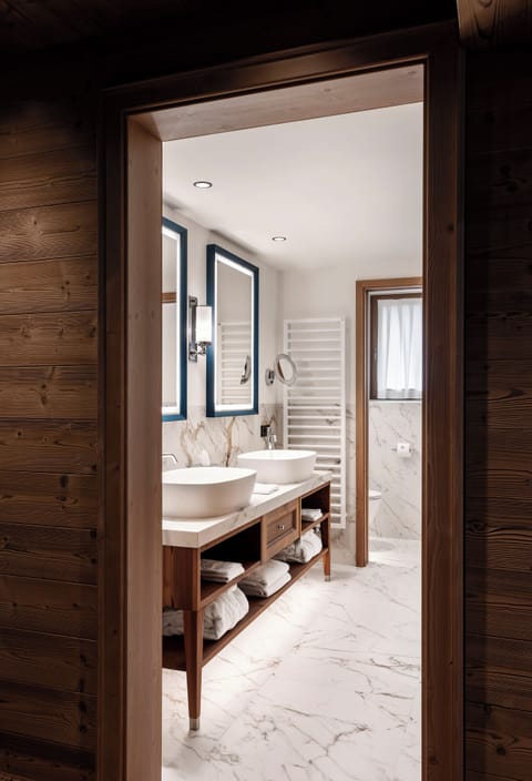 Standard Suite, Multiple Beds, Mountain View (Junior Suite View) | Bathroom | Hair dryer, bathrobes, slippers, bidet