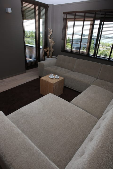 Suite | Living room | TV