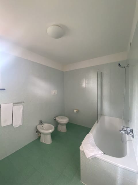 Superior Double Room, Balcony | Bathroom | Free toiletries, hair dryer, bidet, towels