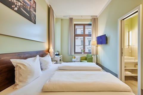 Economy Double Room | Premium bedding, in-room safe, desk, laptop workspace