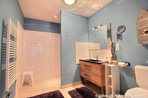 Standard Twin Room (Cap à l'ouest) | Bathroom | Shower, hair dryer, towels, soap