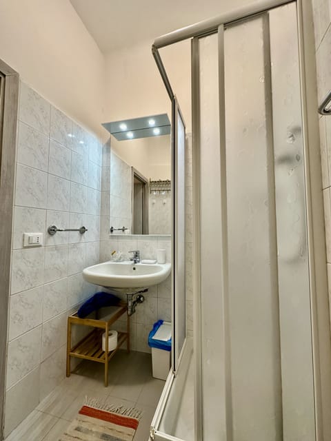 Family Room | Bathroom | Shower, hair dryer, bathrobes, bidet