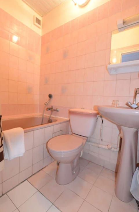 Double Room | Bathroom amenities | Free toiletries, hair dryer