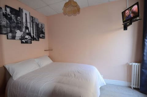 Double Room | Desk, free WiFi, bed sheets