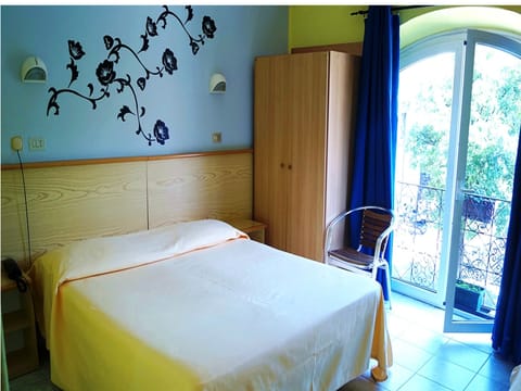 Double Room | Desk, free WiFi, bed sheets