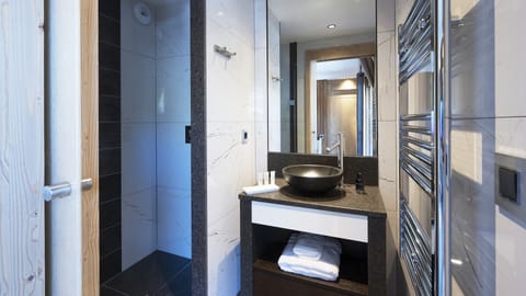 Junior Suite | Bathroom | Hair dryer, bathrobes, slippers, towels