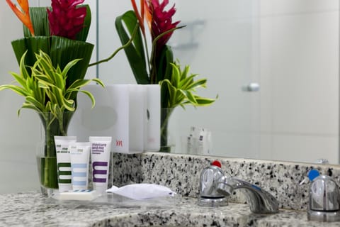 Classic Twin Room, 2 Twin Beds | Bathroom | Shower, eco-friendly toiletries, hair dryer, towels