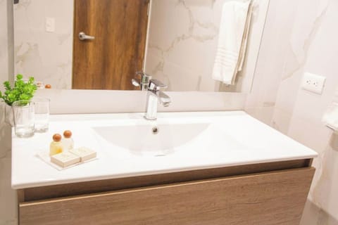 Standard Room | Bathroom | Shower, free toiletries, hair dryer, towels