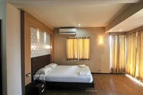 Deluxe Room | In-room safe, blackout drapes, iron/ironing board, free WiFi