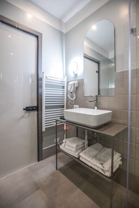 Deluxe Double Room | Bathroom | Shower, rainfall showerhead, free toiletries, hair dryer