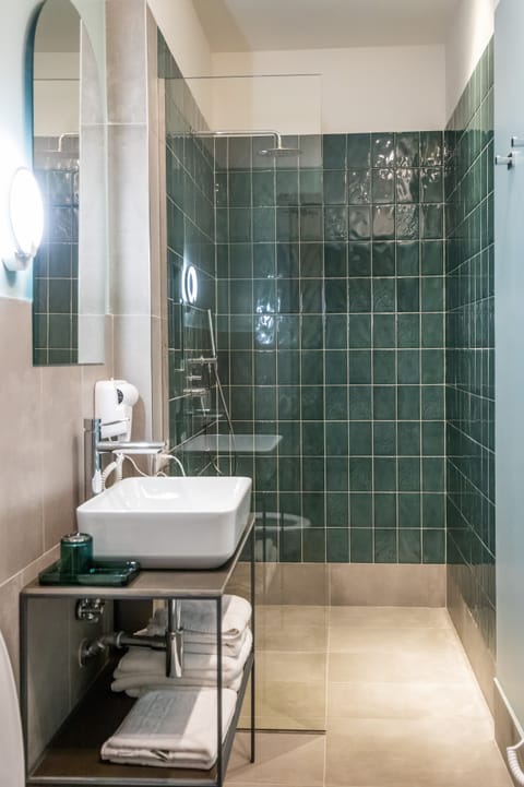 Deluxe Triple Room | Bathroom | Shower, rainfall showerhead, free toiletries, hair dryer