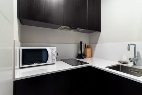 Studio, Kitchenette | Private kitchen | Mini-fridge, microwave