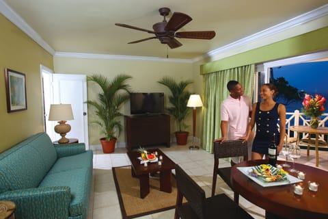 Suite, 1 Bedroom, Oceanfront | Hypo-allergenic bedding, in-room safe, desk, blackout drapes