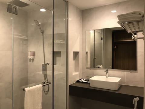 Standard King Room, No Windows | Bathroom | Shower, rainfall showerhead, free toiletries, hair dryer