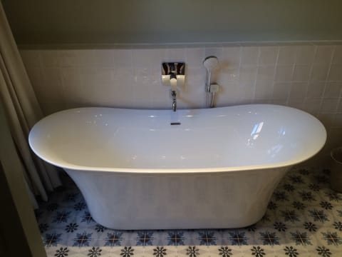 Deluxe Triple Room, City View | Bathroom | Free toiletries, hair dryer, towels