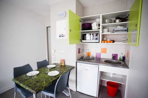 Apartment | Private kitchenette | Electric kettle