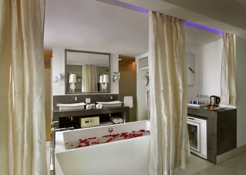 Deluxe Suite room | Portable bathtub seat