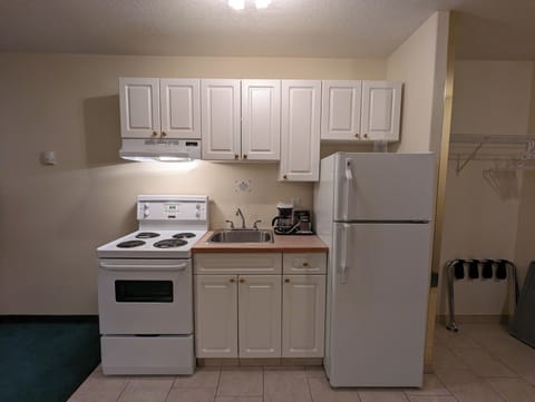 Full-size fridge, oven, stovetop, toaster